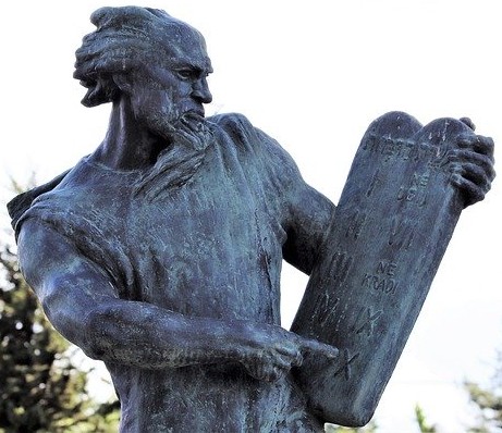 Moses holding the ten commandments. Should Christians keep the Old Testament law?